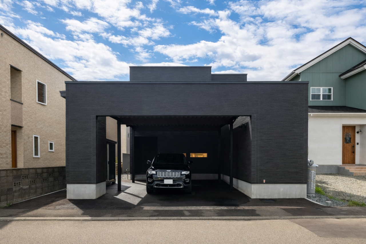 外観：愛車が映える門掛けフレームの外観にはハイルーフのカーポートを配置