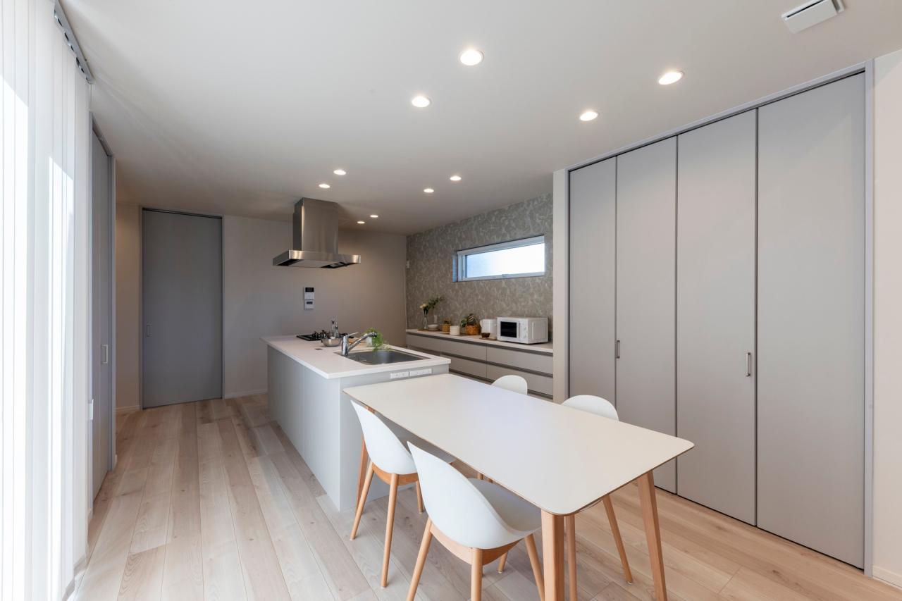 リビング、ダイニング、キッチン：ダイニングにはパントリーとしても使える大容量の収納をプランニング