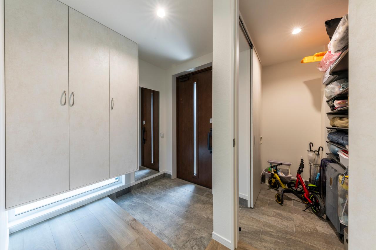 玄関、ホール：2way玄関はたっぷりしまえる幅1800の収納で生活感フリーに