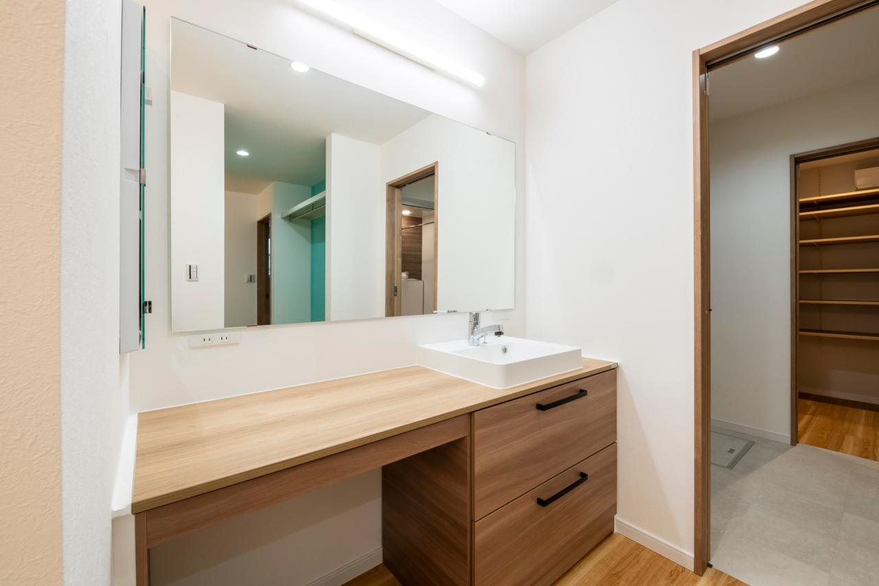 ワイドなカウンターで忙しい朝にも使いやすいクリナップのエルヴィータ