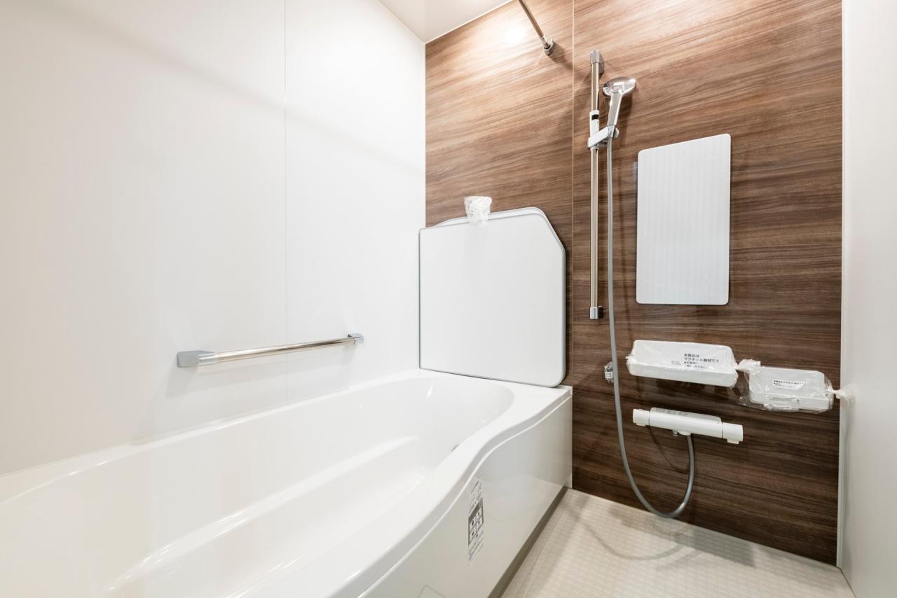 アクセントパネルがくつろぎの空間を演出する浴室はLIXILのAX