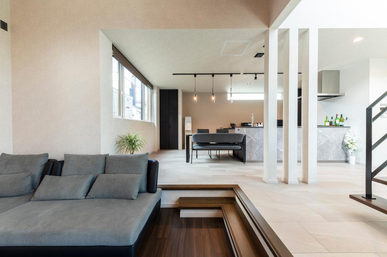 距離ではなく高さで空間をゾーニングすることで居心地の良さを生む