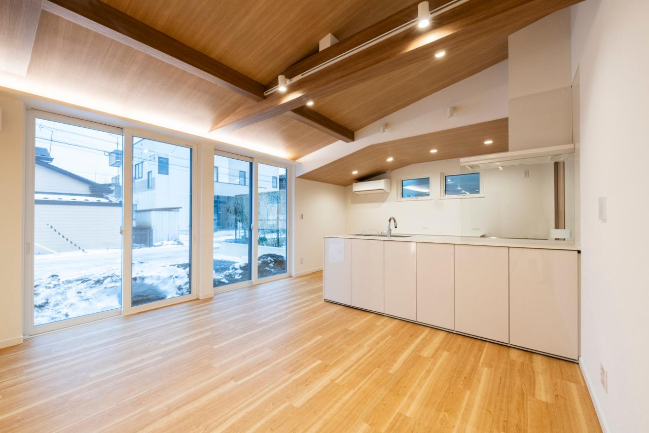 勾配天井に間接照明の光が入りより奥行きを感じる空間に