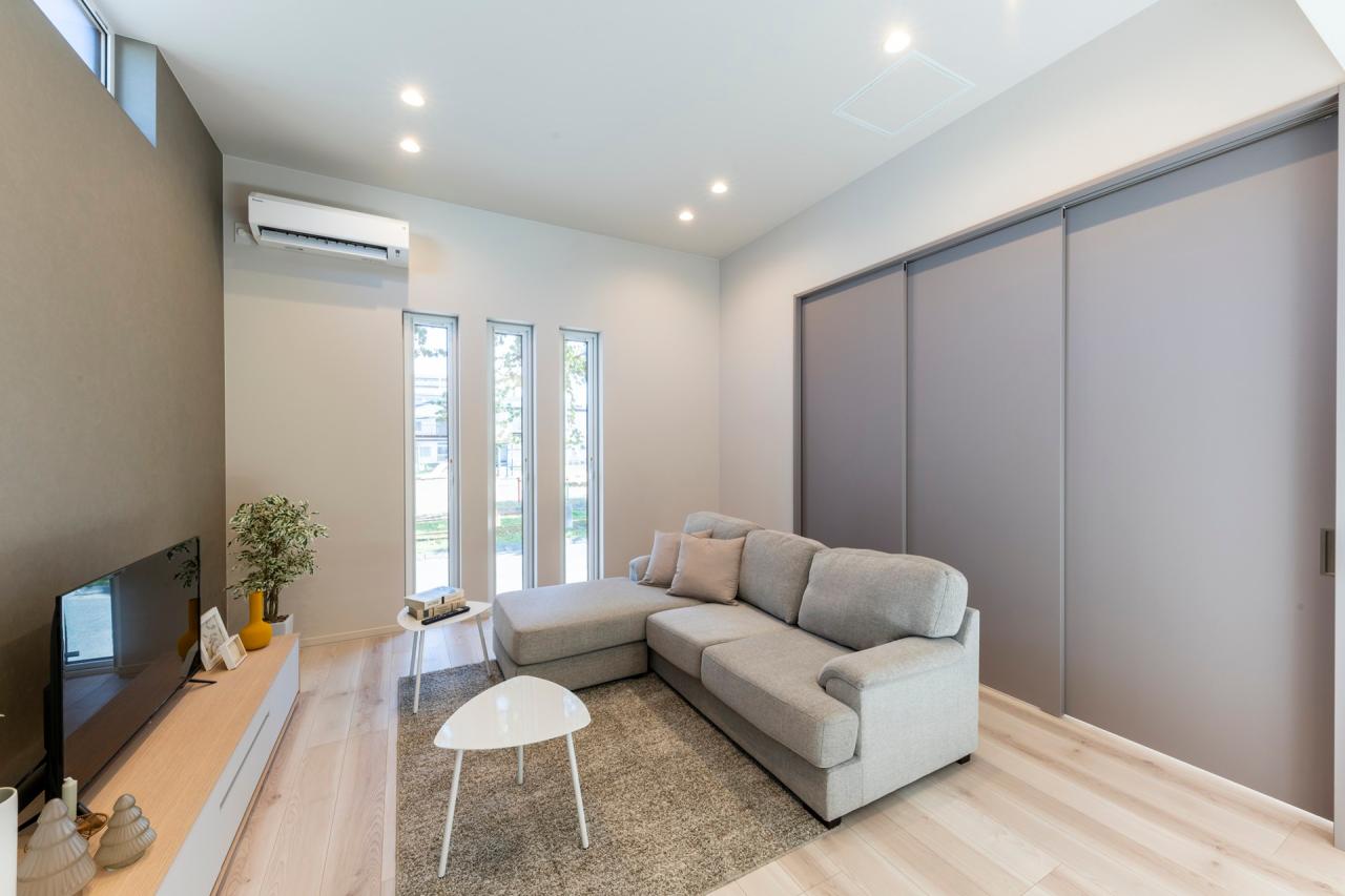 リビング、洋室、フリースペース：扉で間仕切りすることで洋室として使える3帖のフリースペース