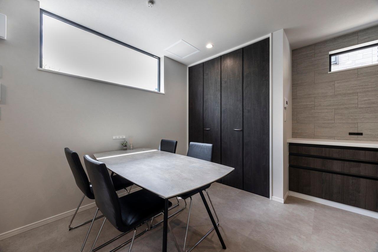 ダイニング：ダイニングにも大容量の収納を設け生活感を見せない工夫を