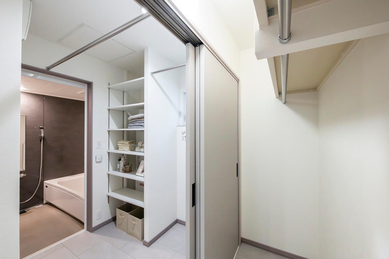 脱衣室、洗濯室、クローゼット：脱衣室には大容量のクローゼットで家事のサイクルを効率化