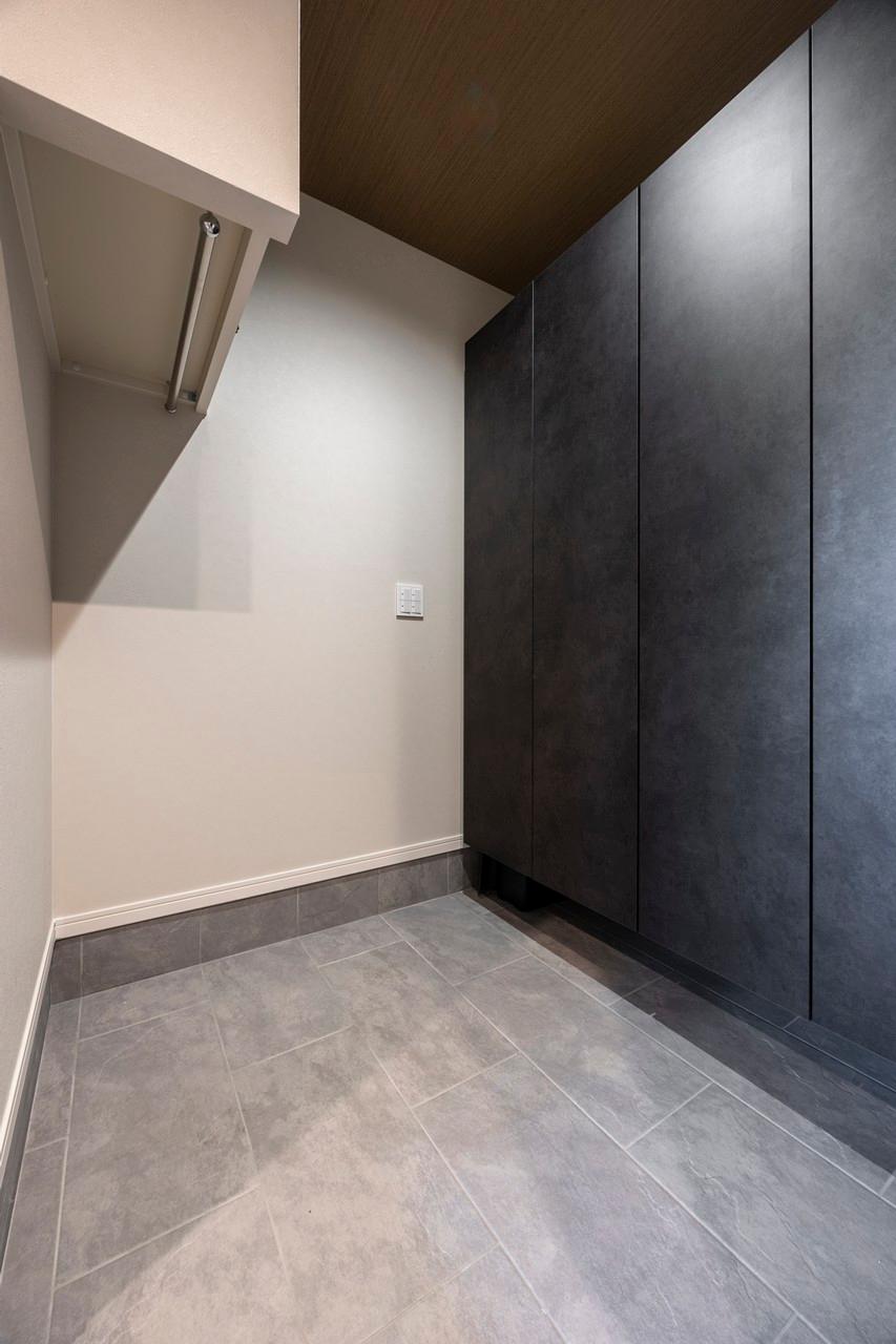玄関、ホール、シューズクローク：家族と来客の動線を分ける2Way玄関で生活感を見せない暮らし