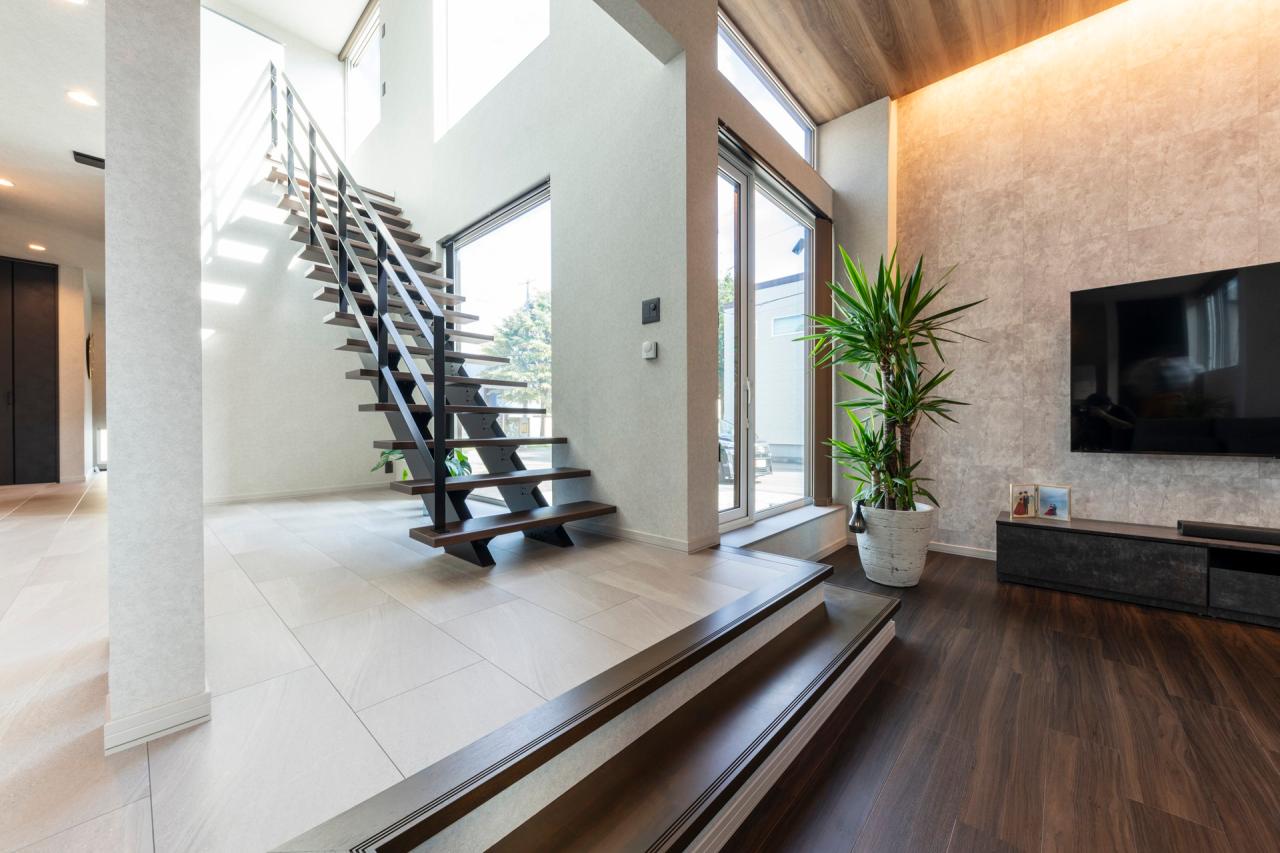 階段、吹き抜け、スキップフロア：光が降り注ぐ吹き抜けオープン階段が空間に広がりを生む