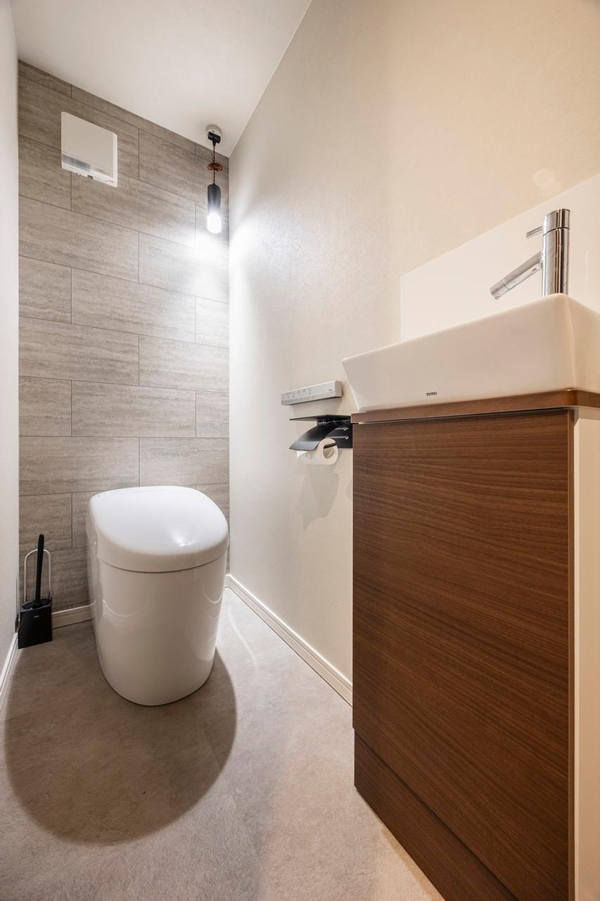 トイレ、照明：無骨なペンダントライトが照らす落ち着きのある空間