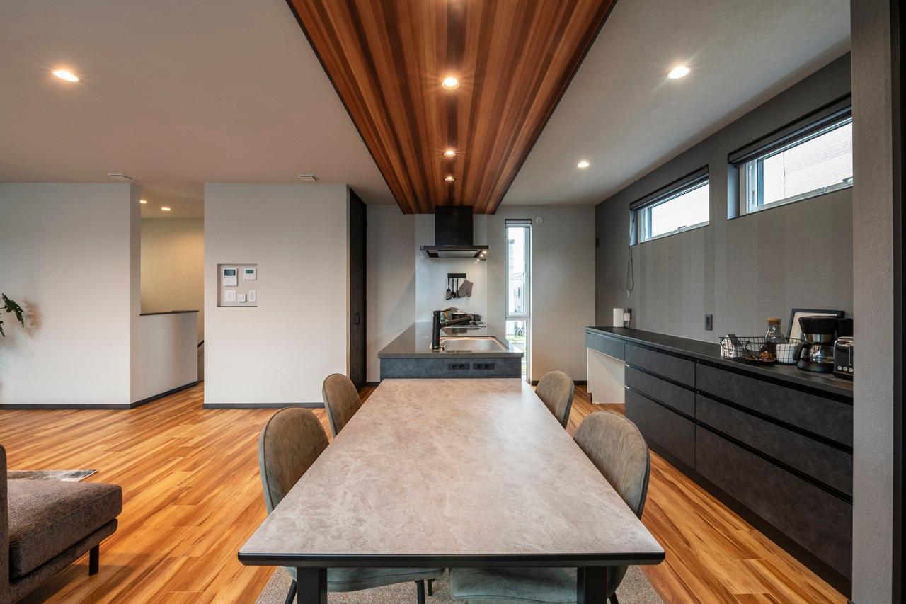 ダイニング、キッチン：つかいやすいストレート配置のダイニングキッチンで家事楽を叶える