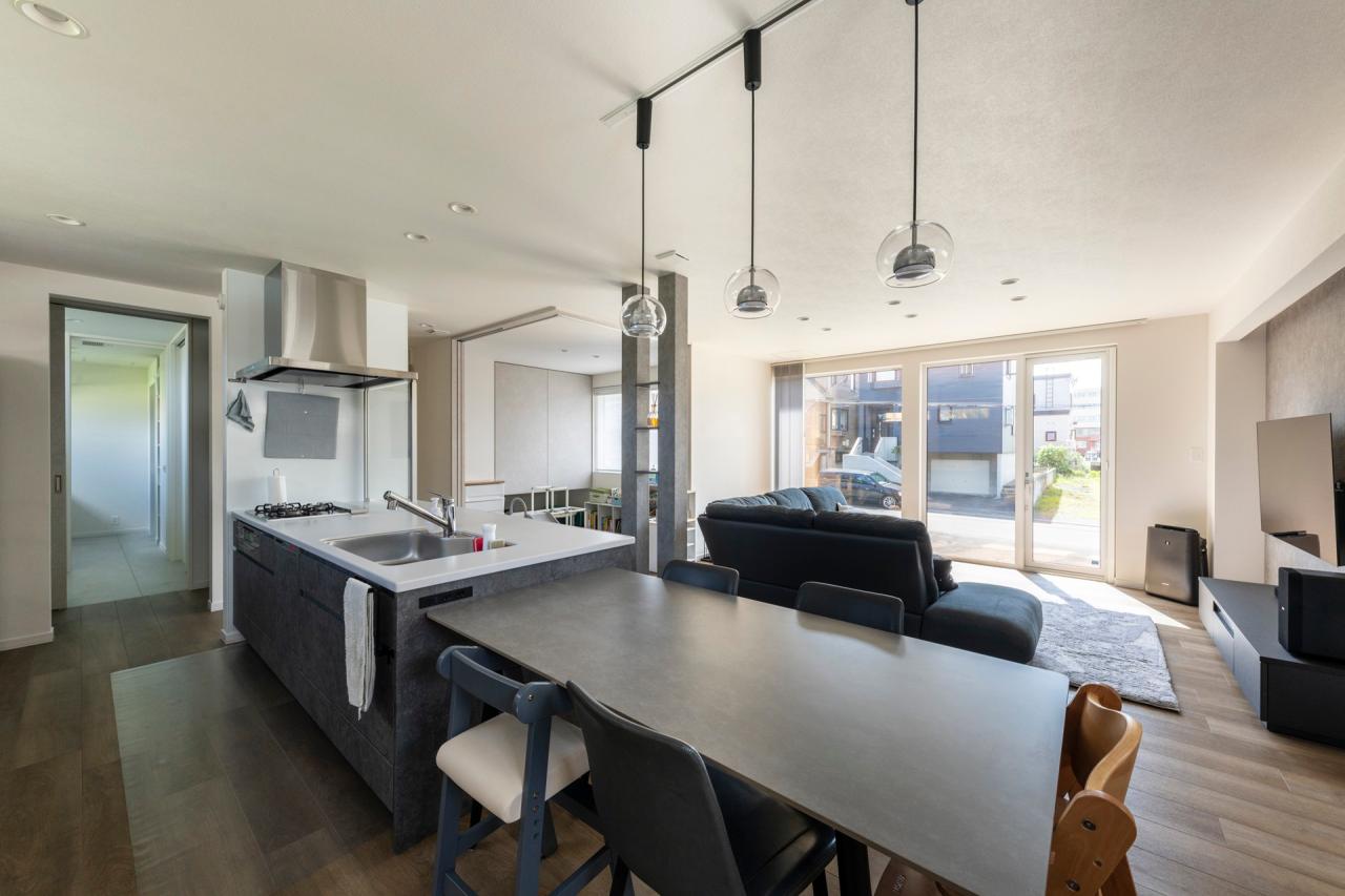 ダイニング、キッチン：料理と配膳、後片付けが楽なストレート配置のダイニングキッチン