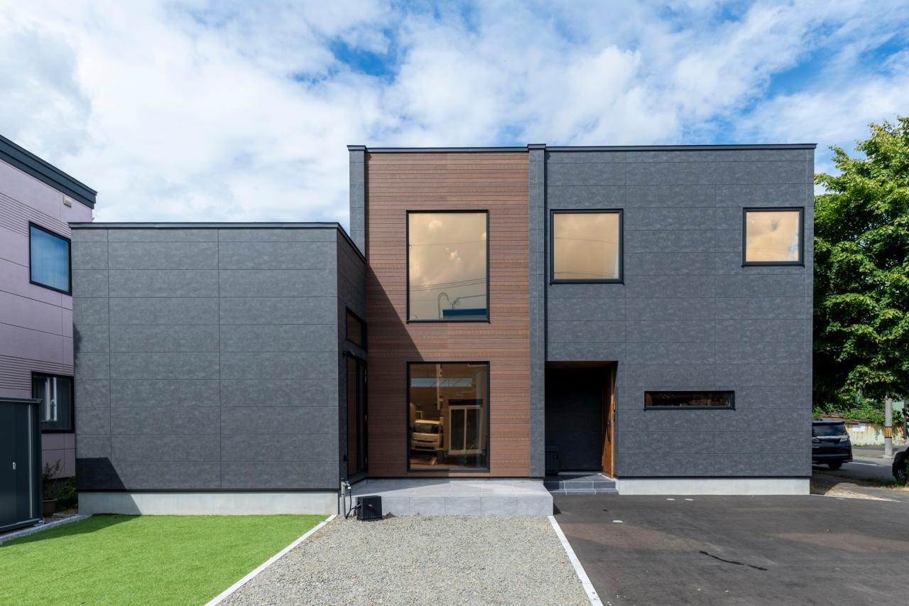 外観：オーナー様自ら施工した芝生が映える大人の洗練さを持つ外観