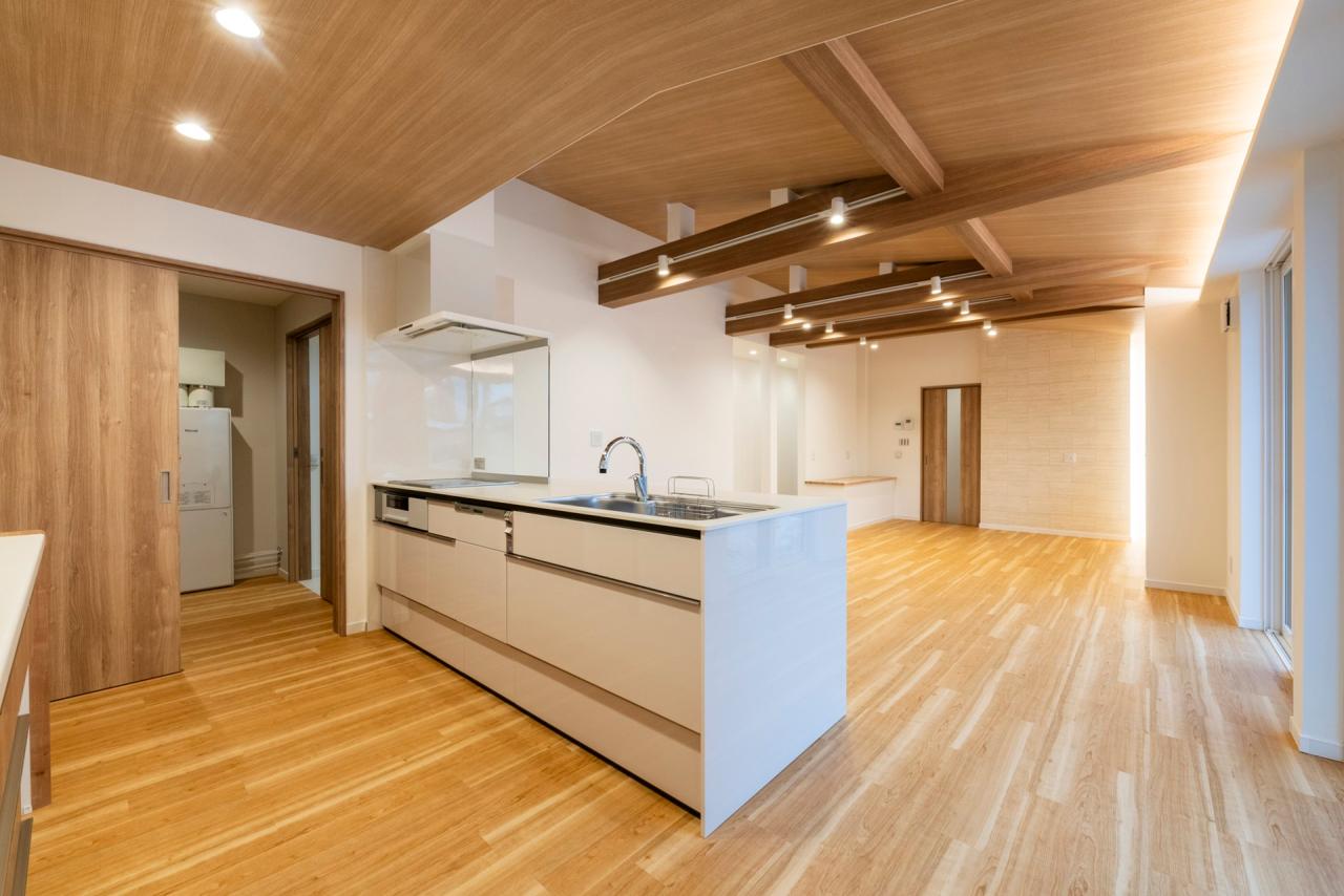 意匠的に見せる梁が美しい22帖の広々としたLDK