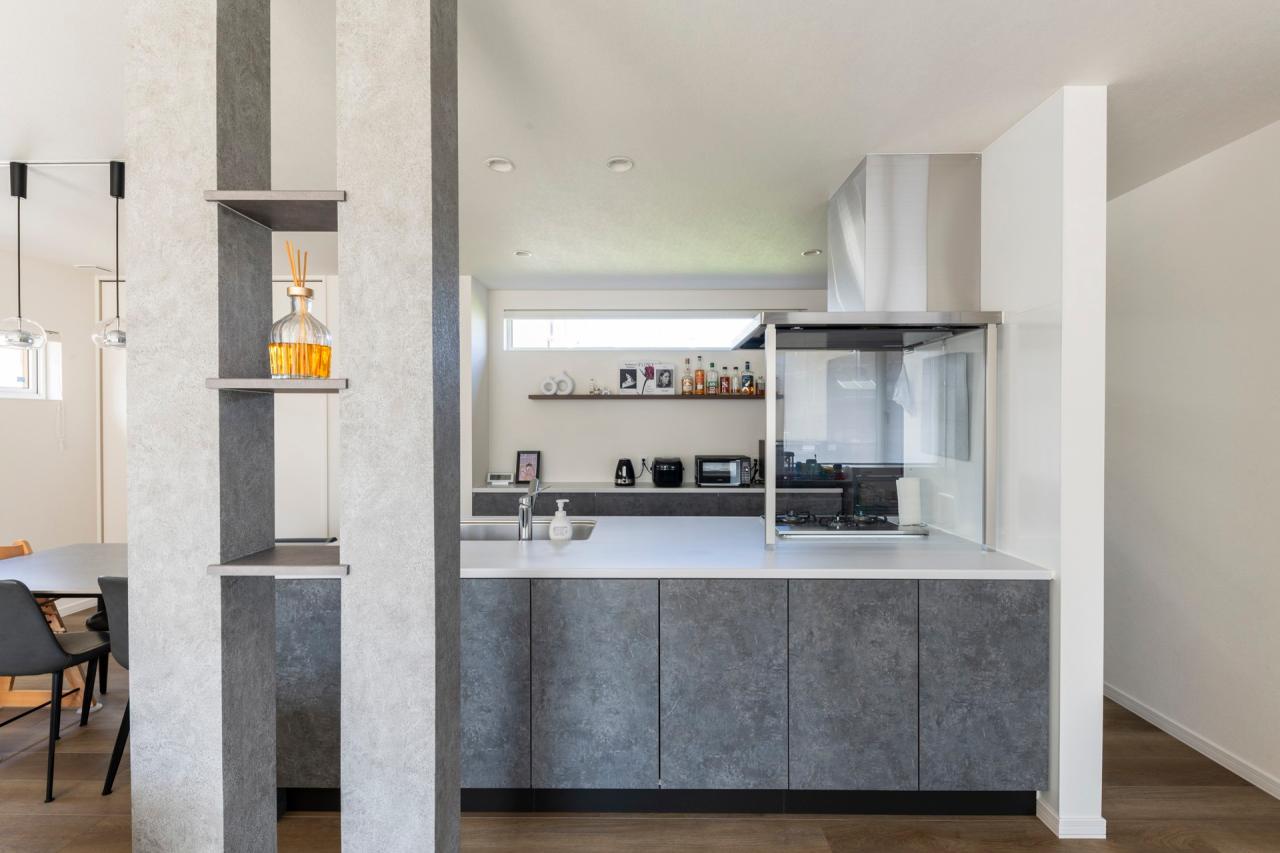 キッチン：構造上必要な柱を生かした飾り棚が空間のアクセントに