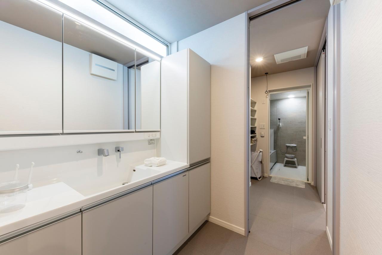 ラバトリー・洗面所、脱衣室：人気の洗面所と脱衣所セパレートの間取り、広々とした洗面台