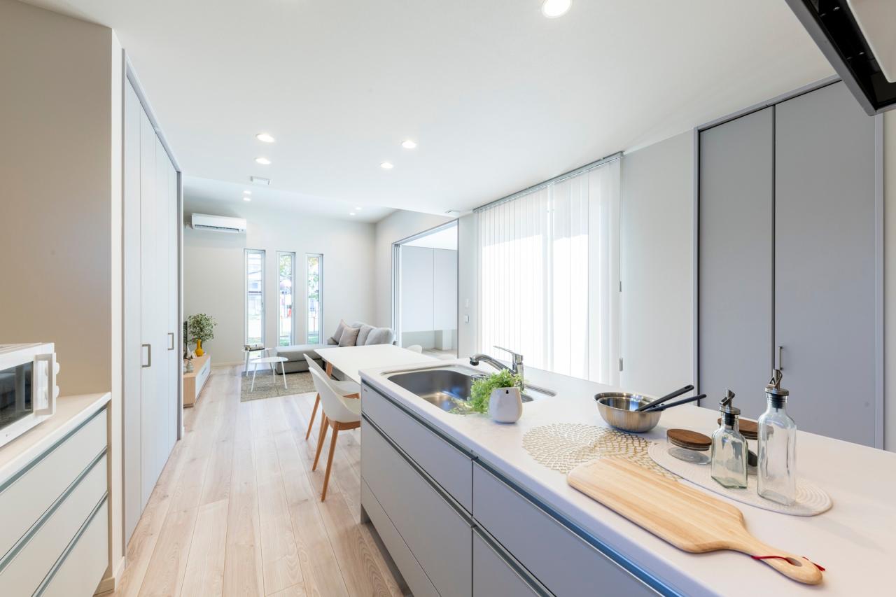 リビング、ダイニング、キッチン：横並び配置のキッチン・ダイニング・リビングで自然と家族が集まる空間に