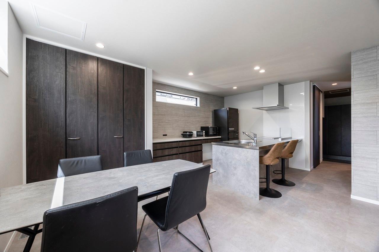 ダイニング、キッチン：横並びのキッチンで配膳・後片付けの距離が短縮できて家事効率が向上