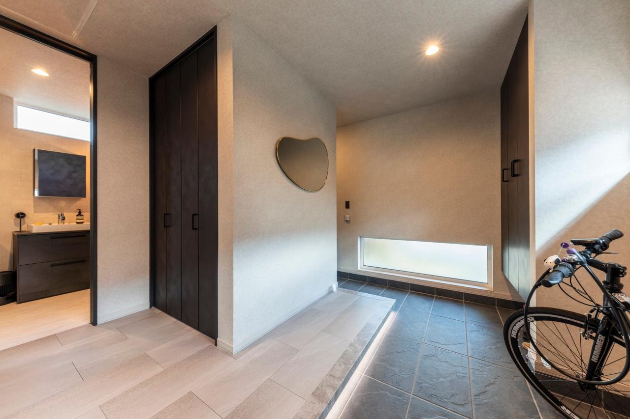 玄関、ホール、窓：足元の間接照明と地窓で奥行き感を引き立てた玄関