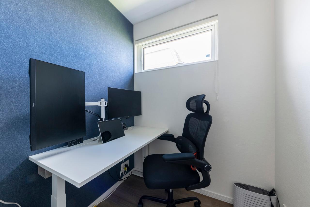 書斎：2階にはご主人こだわりの書斎スペース、大人の洗練された空間に