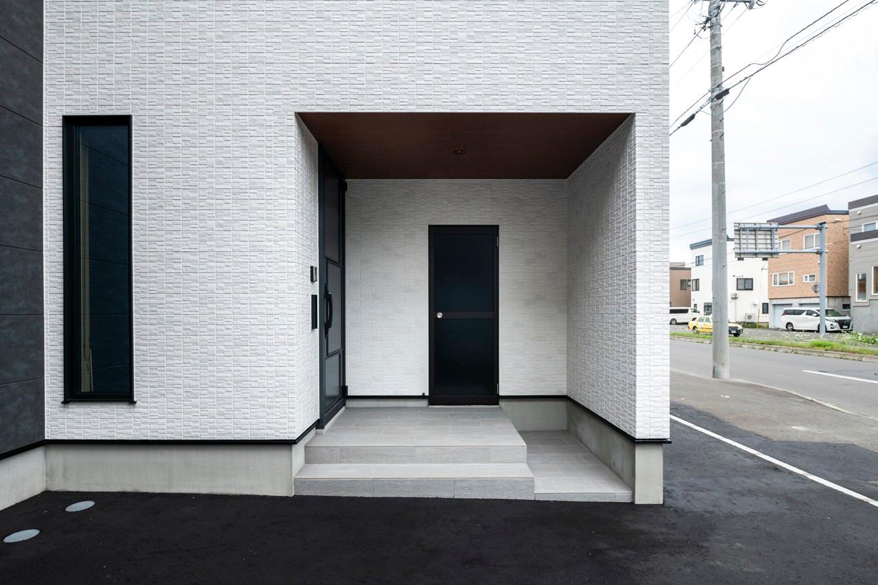 外観、玄関、物置：通りから見えにくい玄関の配置、駐輪所や組み込み式物置も設置