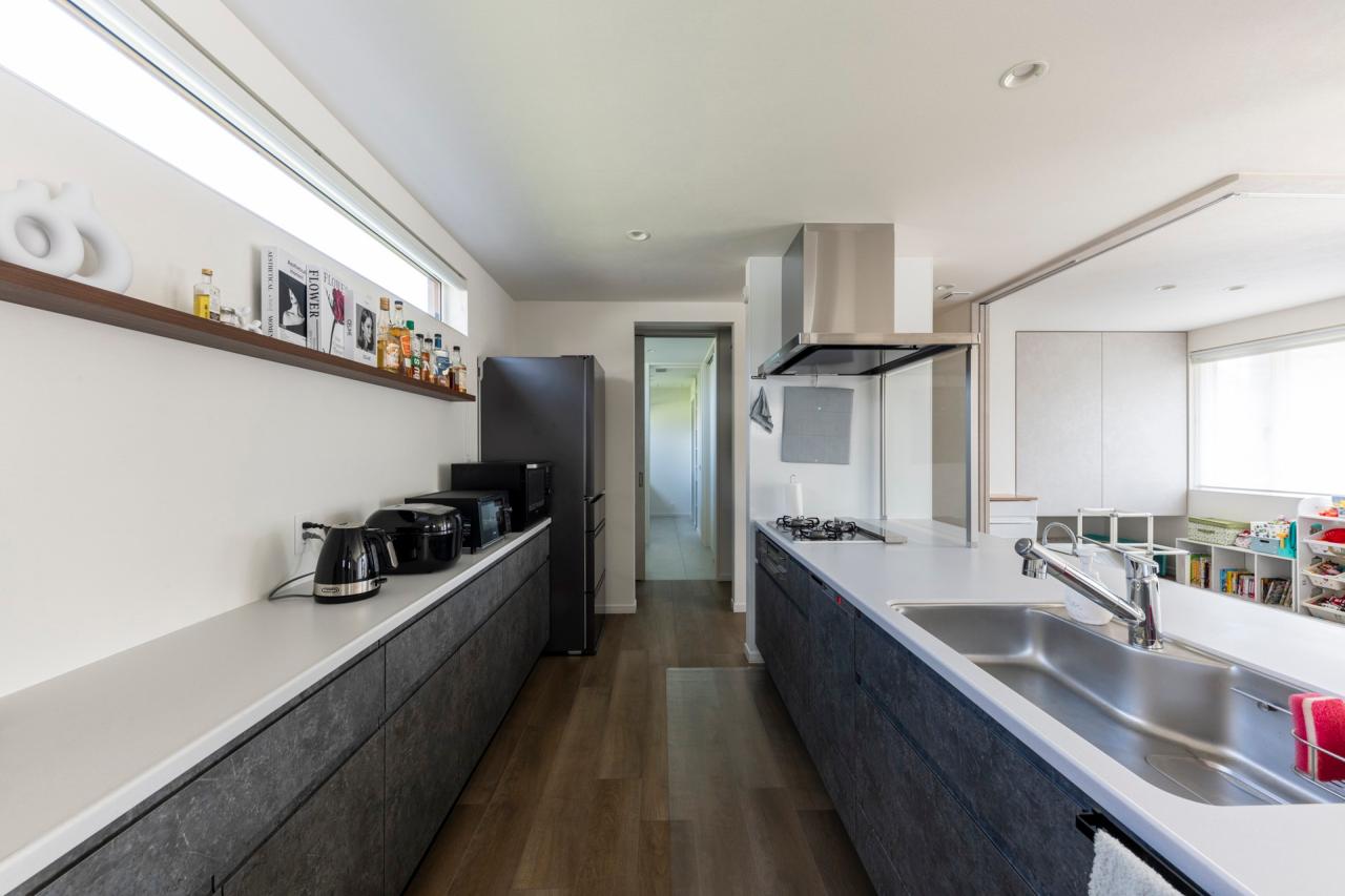 ダイニング、キッチン、収納：広々としたカップボードで整頓された空間に