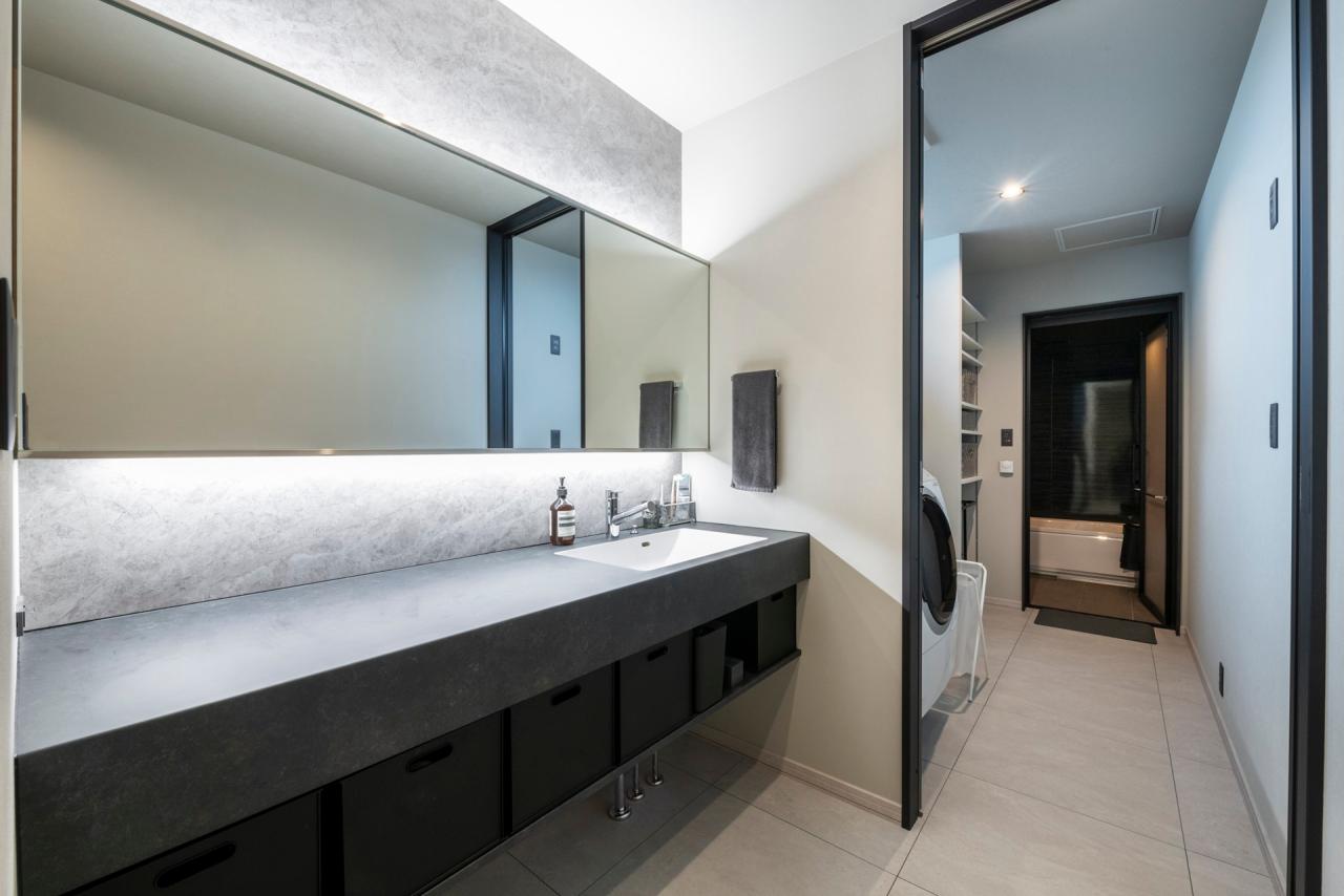 ラバトリー・洗面所、設備：間接照明とワイドミラーでまるでホテルの様な圧巻の洗面所はアイカのスタイリッシュカウンター