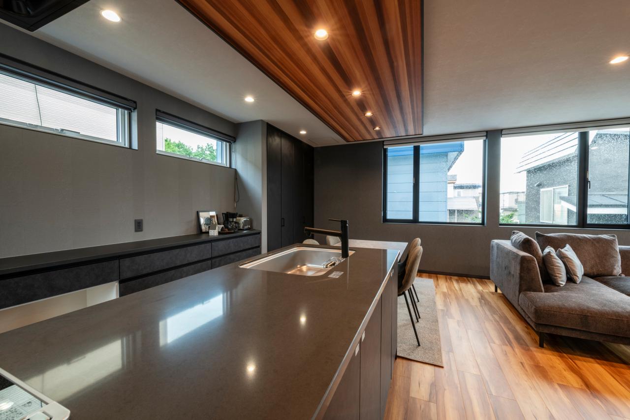 キッチン：スタイリッシュなフラットキッチン、背面には収納付きで整頓された空間に