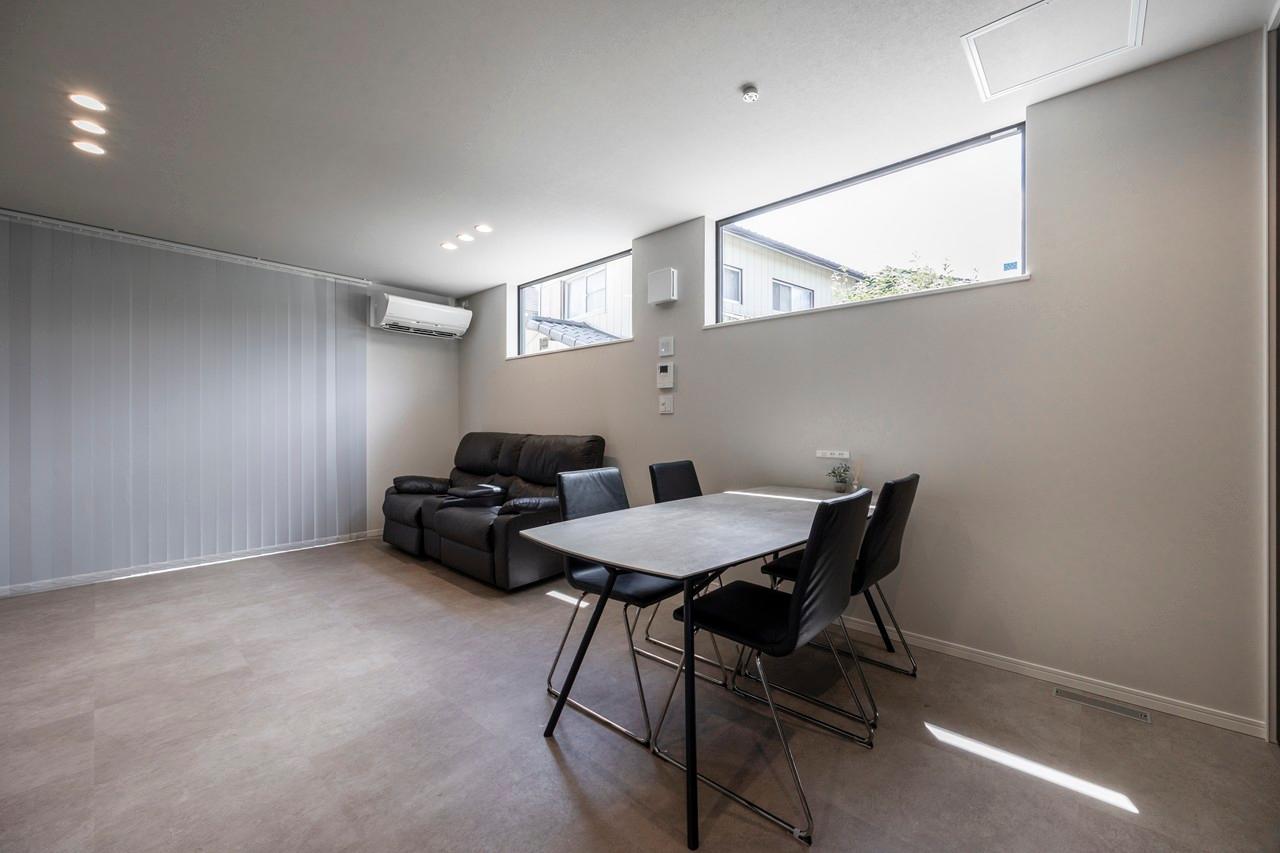 リビング、窓：大開口と高窓で光を十分に取り込む広々としたLDK