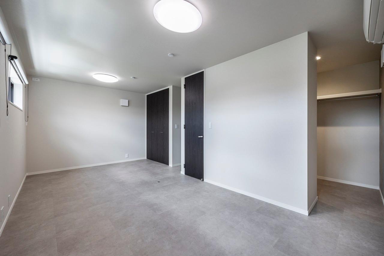 寝室、洋室、ウォークインクローゼット：主寝室の奥にはウォークインクローゼットを計画