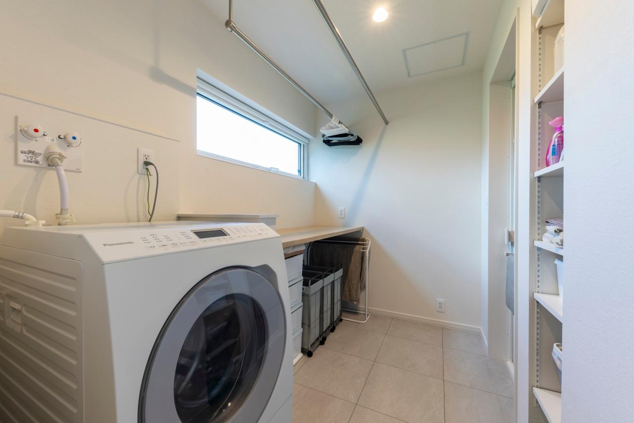 家事室、脱衣室、洗濯室：家事室を兼ねた脱衣所には洗濯物を畳んだりアイロンがけに便利なカウンターを設置