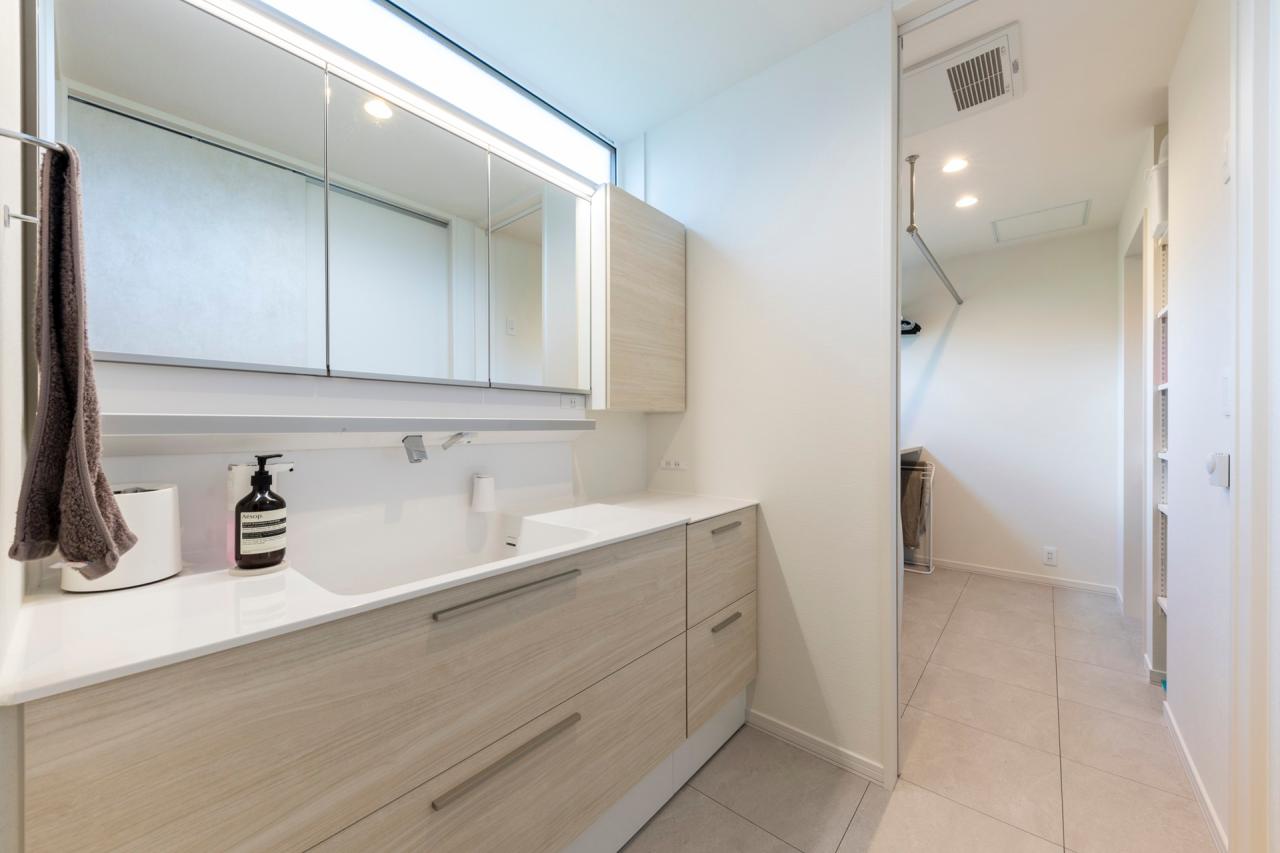 ラバトリー・洗面所：洗面台は家族が並んで使ってもゆとりのある幅1650サイズ