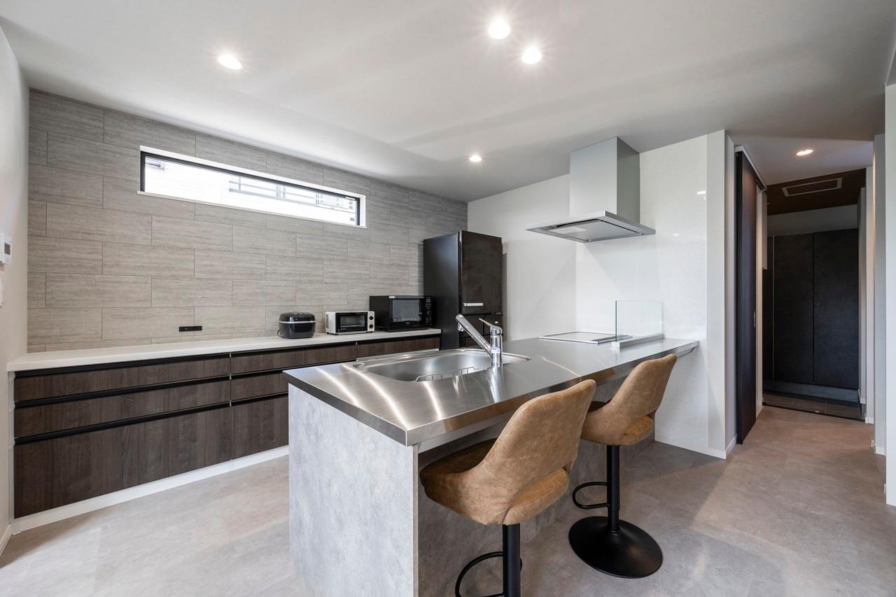 キッチン：忙しい朝にも落ち着いて過ごす夜も、生活に彩りを添えるカウンターキッチン