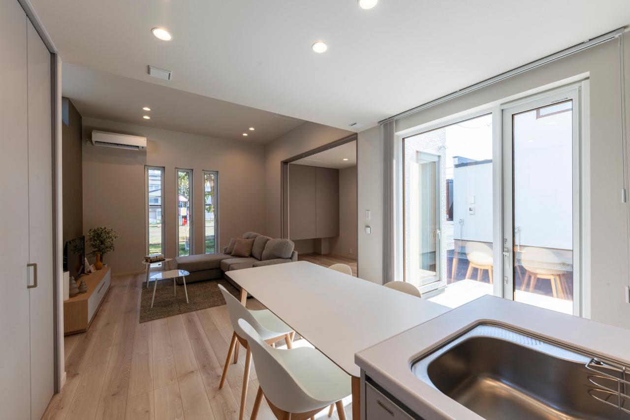 リビング、ダイニング、キッチン：ダイニングを中心にリビング・キッチン・洋室・テラスにアクセスしやすい動線