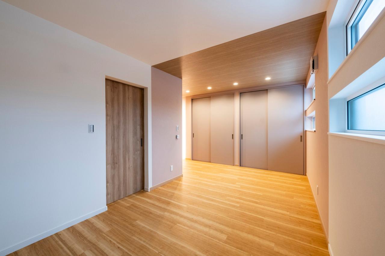 洋室の壁面には大容量の収納を設置し整頓された空間に