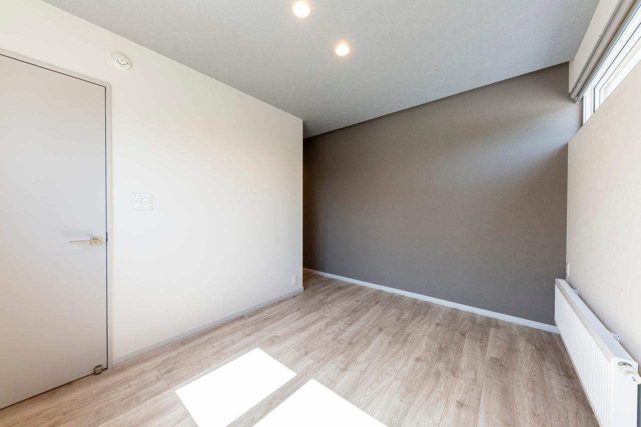 寝室、ウォークインクローゼット：主寝室の奥には広々3帖のウォークインクローゼット付き