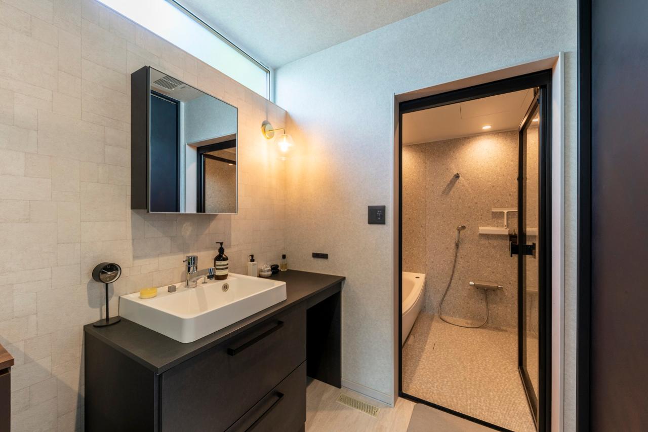 バスルーム、ラバトリー・洗面所、洗濯室：ホテルライクな洗面台はクリナップのエルヴィータをご採用