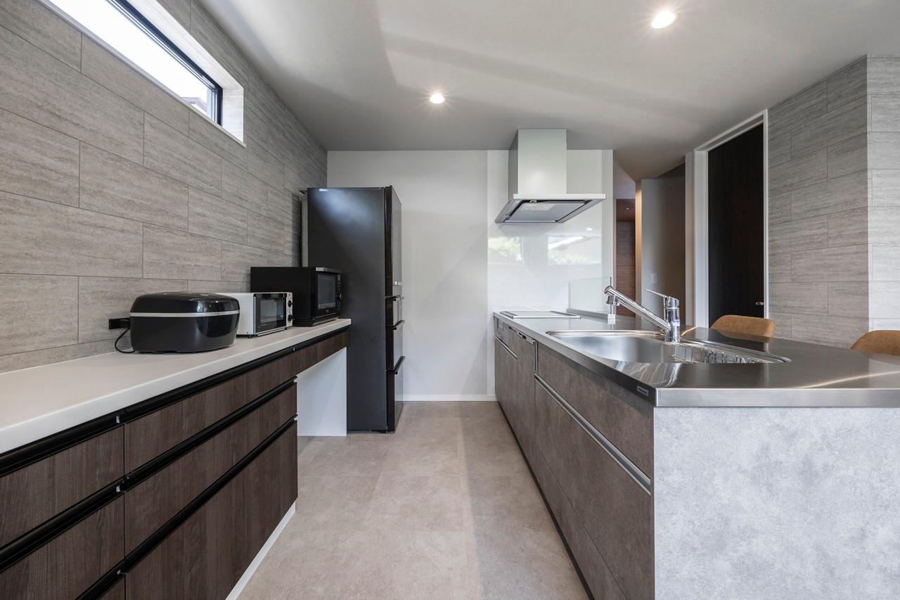 キッチン：トーンを揃えつつも異なった質感を組み合わせたキッチン周りのコーディネート