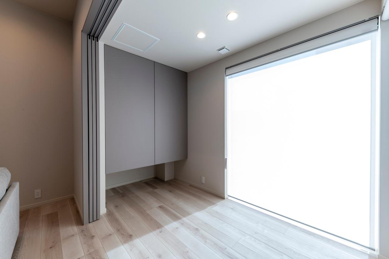 子供部屋、洋室：吊り下げ収納で圧迫感なく収納力を確保し、子供部屋にも客間にも