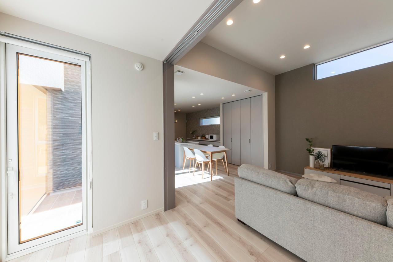 リビング、洋室、デッキ・テラス：マルチユースなリビング横の3帖の洋室からもテラスに出入り可能