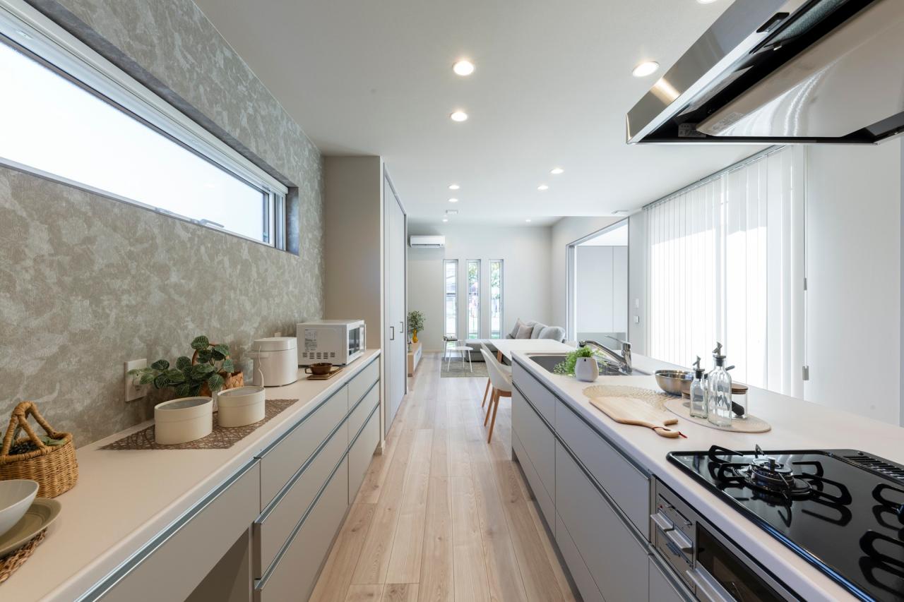 キッチン、収納：収納職抜群の幅2700のカップボードで生活感を見せないお住まい