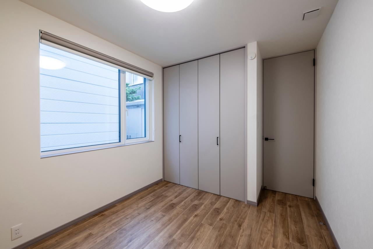 洋室、趣味室：1階には洋室を2部屋計画、各部屋に大容量の収納付きで子供部屋にも趣味室にも