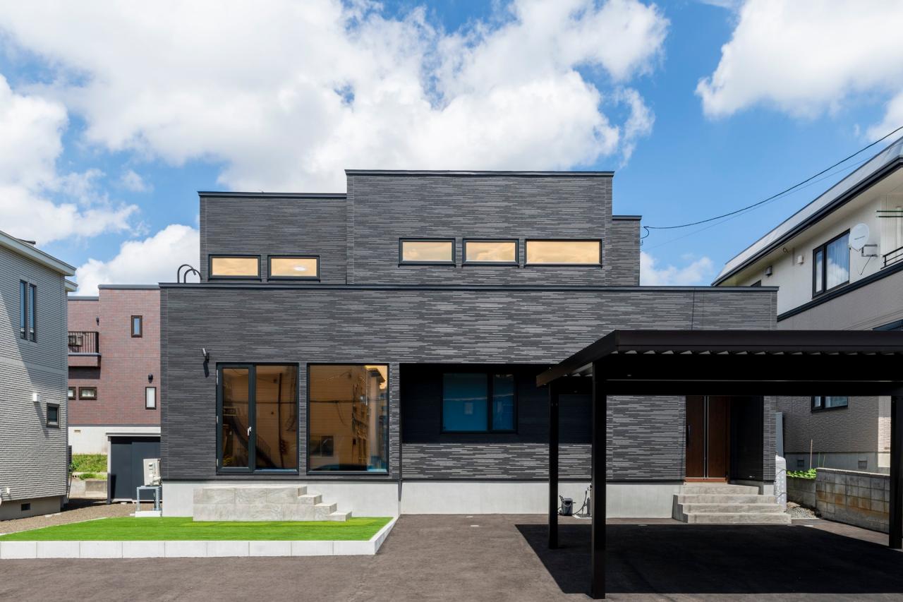 外観：横の広がりを生かした門掛けフレームの外観が印象的