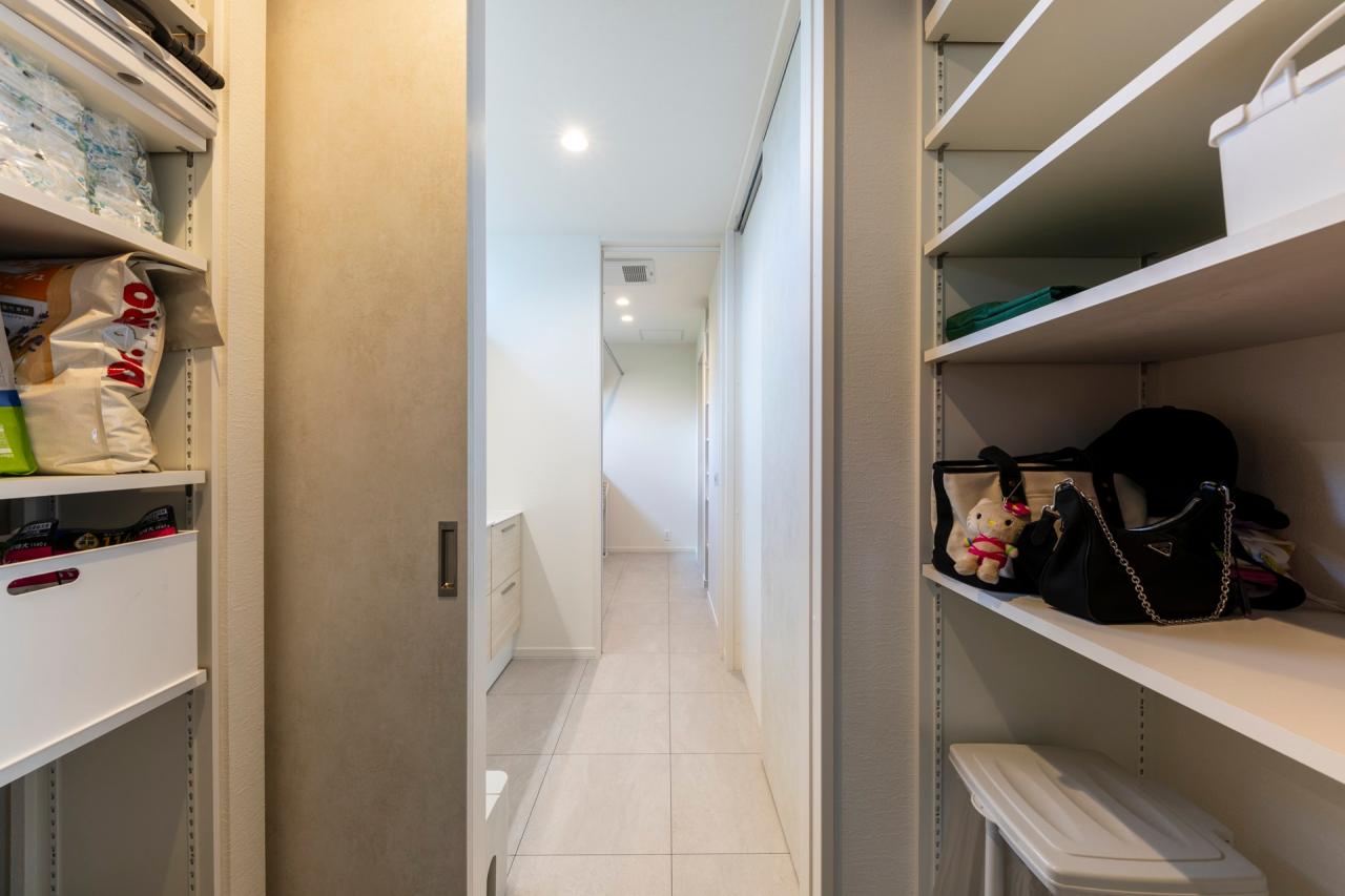 食品庫：キッチン奥の前から見えにくい場所にパントリーとゴミ箱スペースを配置