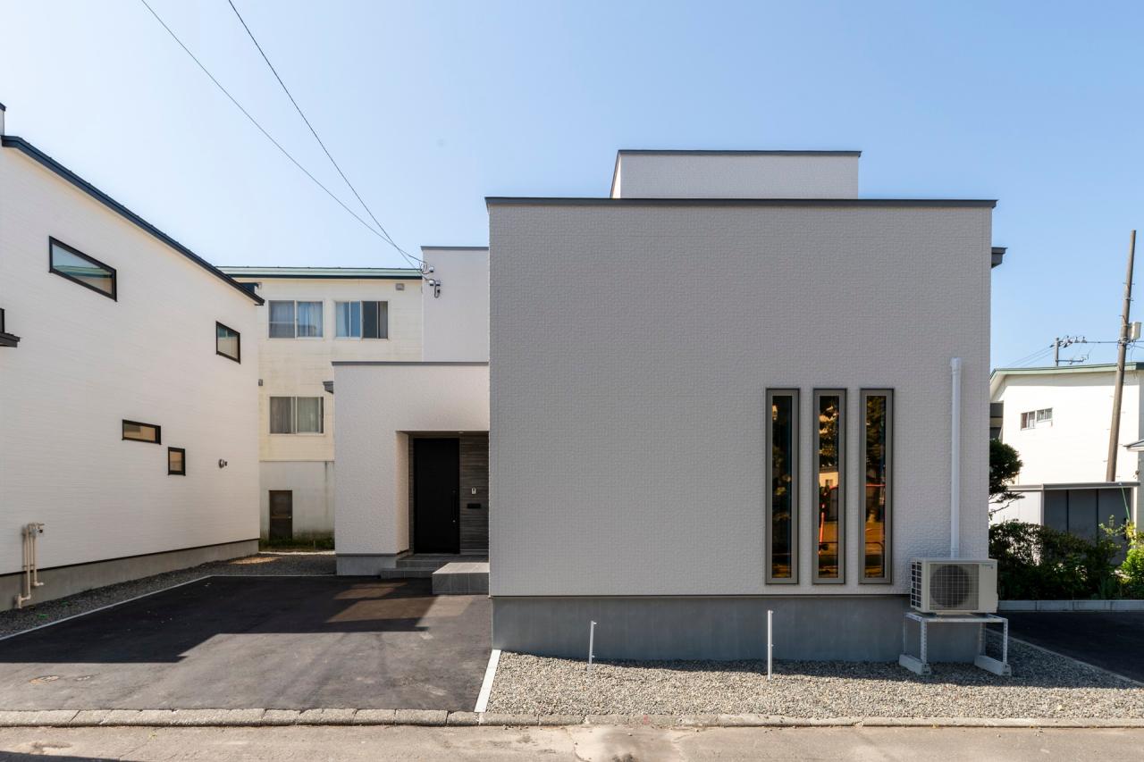 外観：シンプルながら凹凸で陰影を生み出したスタイリッシュな外観