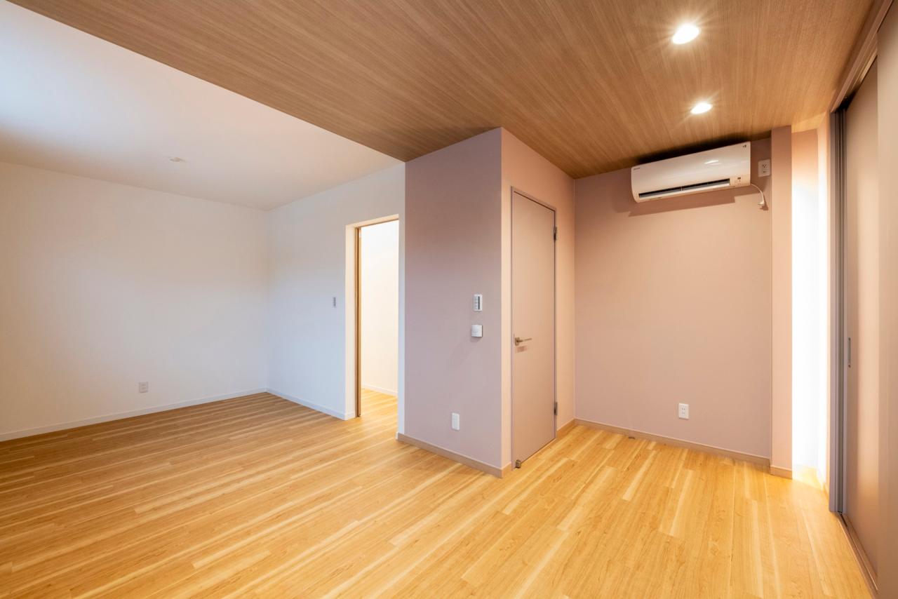 2ドア1フロアの洋室は間仕切り収納で2部屋にも変更可能