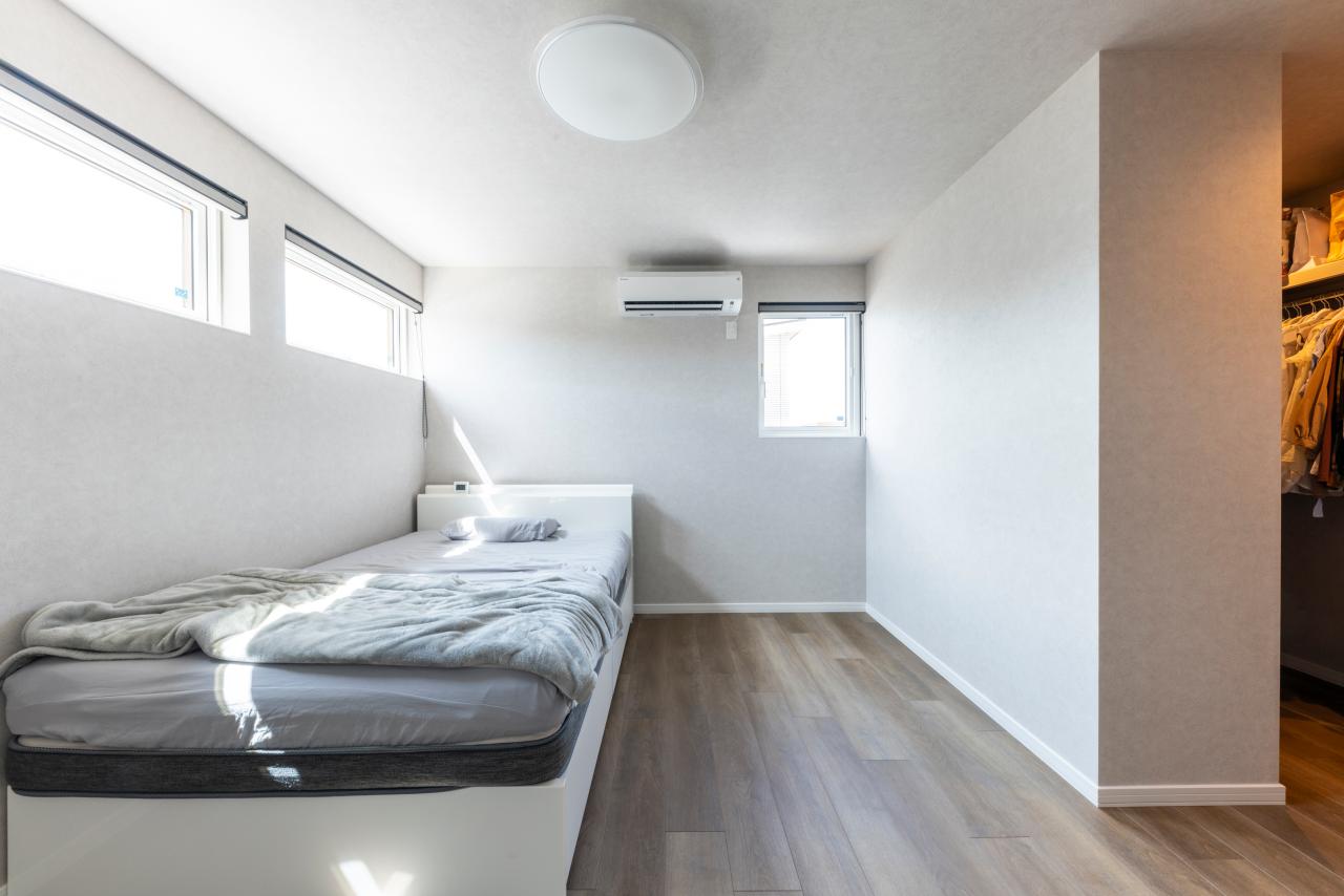 寝室、ウォークインクローゼット：大容量3帖のウォークインクローゼットつきの主寝室