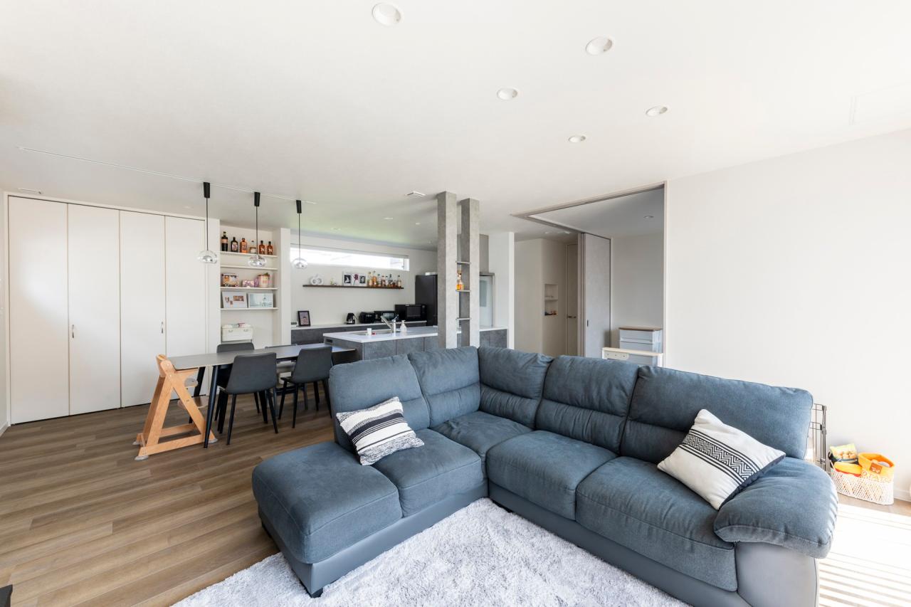 大人数掛けのソファーを置いてもゆとりのある広々リビング