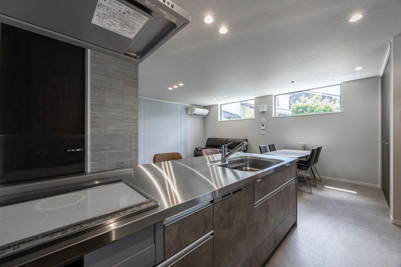 リビング、ダイニング、キッチン：ステンレストップのキッチンはLDKの中心となるアイコニックな存在感