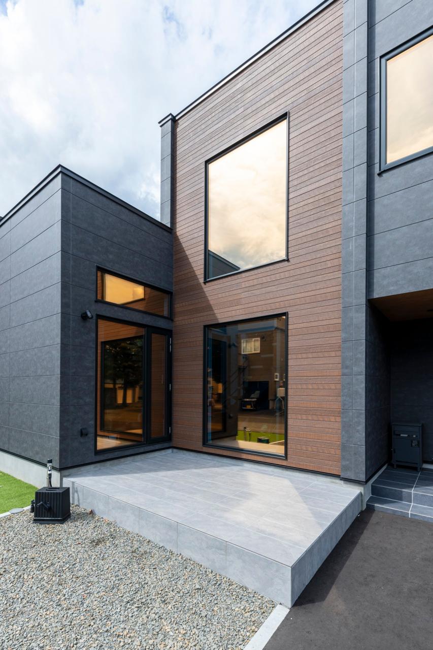 外観、デッキ・テラス：リビング横には広々としたコンクリーテラスを計画