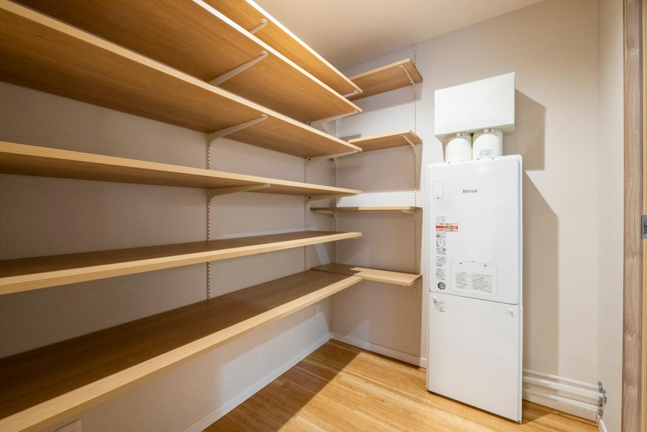 キッチン奥には2帖の大容量パントリーを新設、可動棚で高さ調節も可能